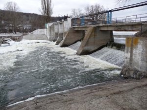 Фото: Полтавські рятувальники докладають всі зусилля, щоб мости через Ворсклу не впали