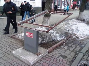 Фото: Полтавський  лайтбокс, знесений вітром на початку лютого, не полагодили і навіть не прибрали