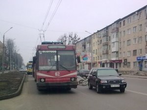 Фото: Щойно у Полтаві велосипедист створив затор для 7 тролейбусів і позашляховика