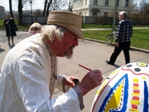 У Полтаві на Великдень розмальовували гігантськи писанки