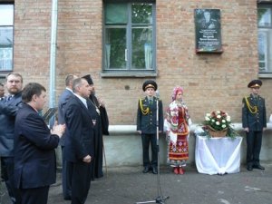 Фото: У Полтаві Герою Радянського Союзу Кузьмі Нездолію  встановили меморіальну дошку