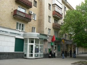 Фото: У Полтаві вже почали вивішувати червоні прапори