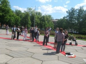 Фото: Небайдужі до проблем ВІЛ і самі ВІЛ-інфіковані полтавці влаштували акцію біля ОДА