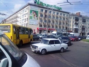 Фото: У Полтаві "тягнучка" на Жовтневій