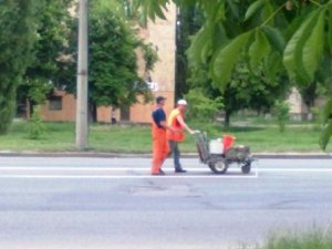 Фото: У Полтаві продовжують наносити дорожню розмітку