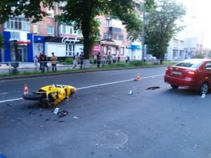 Фото: У Полтаві в центрі міста загинув мотоцикліст