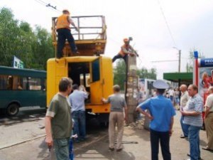 Фото: Стало відомо чому у Полтаві завалився стовп