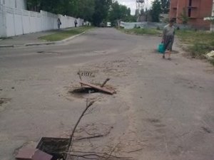 Фото: Водозливні комунікації травмують полтавців