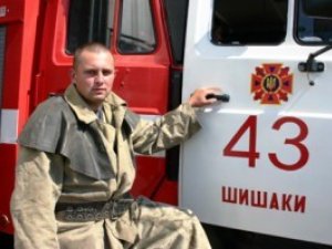 Фото: На Полтавщині пожежник врятував дитину з палаючого будинку