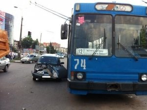 Фото: Подробиці вчорашнього ДТП у Полтаві: ВАЗ зіткнувся з КАМАЗом