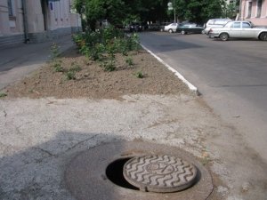 Фото: Біля дитсадка в центрі Полтави, навпроти штабу комунальників, два дні відкритий люк