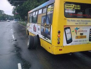 Фото: В центрі Полтави у маршрутки відпали колеса