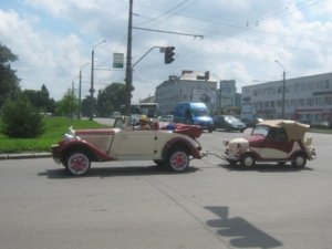 Фото: У Полтаві їздить маленький двійник ретроавто