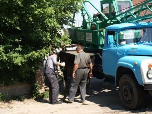 Фото: У Полтаві після ДТП авто не могли визволити з-під стовпа