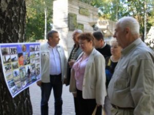 Фото: Полтавські афганці уже розгорнули свої плакати біля Верховної Ради України