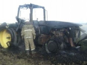 Фото: У Полтавcькому районі під час робіт на полі загорівся трактор