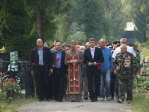 Фото: У Полтаві на кладовищі ветерани вшанували загиблих товаришів