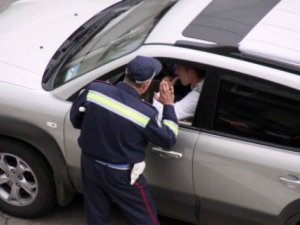 Водителям разрешили не давать гаишникам свои права