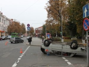 Фото: Під час ДТП у Полтаві, де перекинулось авто, постраждала людина