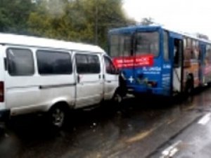 Фото: У Полтаві водій маршрутки нагрубив жінці та вибив скло у тролейбусі