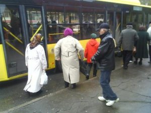 Фото: Полтавці атакують нові тролейбуси