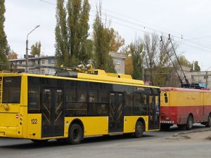 Фото: У Полтаві новим "кільцевим" тролейбусам допомагають "старі"