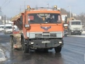 Фото: На полтавські дороги висипали 50 тонн піску