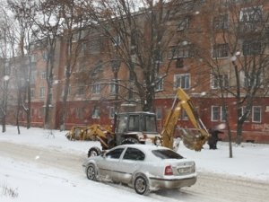 Фото: У Полтаві авто на узбіччі доріг заважають роботі комунальників