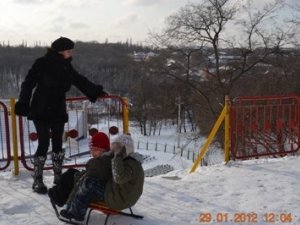 Фото: У парку «Перемога» заради катання на санчатах поламали огорожу