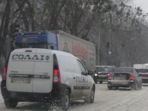 Фото: Під Полтавою на трасі замерзають машини та їх водії