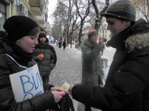 Фото: Сьогодні у Полтаві перехожих лякають обіймами та роздають безкоштовні мандарини