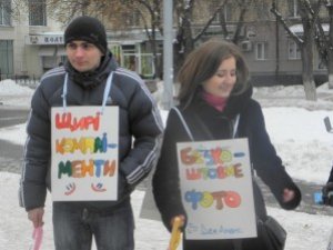 Сьогодні у Полтаві перехожих лякають обіймами та роздають безкоштовні мандарини