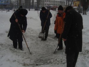 Фото: Безпритульні чистили Полтаву від снігу з вдячності за харчі та одяг