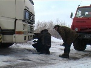 Фото: У Полтаві 20-тонний вантажний автомобіль з молоком з’їхав у кювет