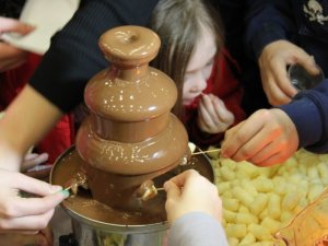 Фото: У Полтаві безкоштовно можна скуштувати шоколад із фонтану