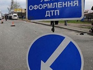 Фото: У Полтаві легковик в’їхав у припарковане авто, яке потім наїхало на 76-річного пішохода