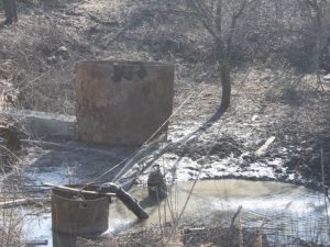 Фото: У Полтаві біля моргу через провал колектора на поверхню витікають каналізаційні стоки