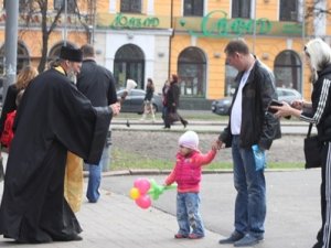 Фото: У Полтаві перехожих оббризкували свяченою водою серед вулиці