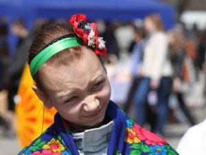 Великодня ярмарка у Полтаві зібрала разом учнів, священників та мера