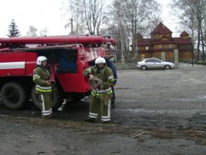 Фото: Полтавські рятувальники тренуються гасити пожежі у церквах