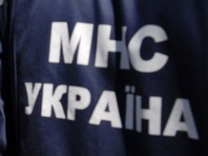 Фото: У Полтаві рятувальники та медики визволяли 45-річну жінку з власної квартири