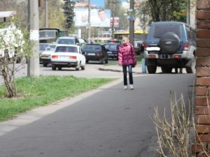 Фото: У Полтаві на Халтуріна затори: автомобілісти об’їжджають їх по тротуару