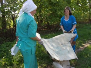 Фото: У Полтаві лікарі прибирали біля пологового будинку: знайшли безхатьків (фоторепортаж)