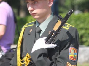 У Полтаві загиблих на війні вшанували пострілами та квітами (фоторепортаж)