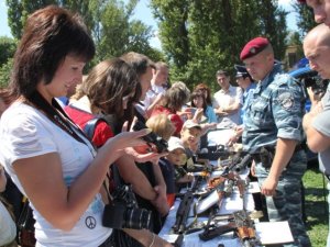 Фото: Полтавська міліція влаштувала у школі недитяче шоу: фоторепортаж