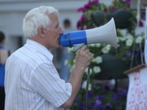 У день народження мера полтавці мітингують під міськрадою (фоторепортаж)