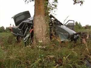 Фото: ДТП у Полтаві: водій легковика в’їхав у дерево