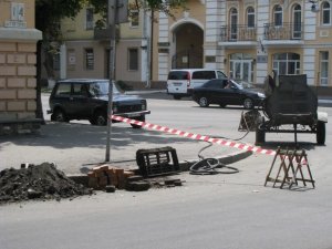 Фото: У Полтаві ремонтують водостічні канали. Фотофакт