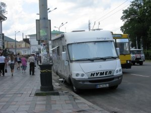 Фото: У центрі Полтави німці на півдня припаркувались прямо на автобусній зупинці