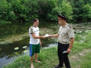 Фото: У Полтаві рятувальники роздають листівки на пляжах, щоб попередити про небезпеку